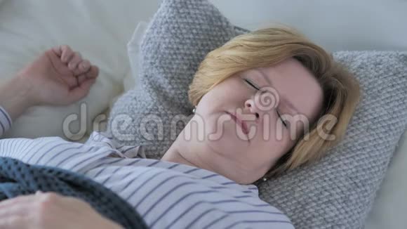 睡在床上的老妇人视频的预览图