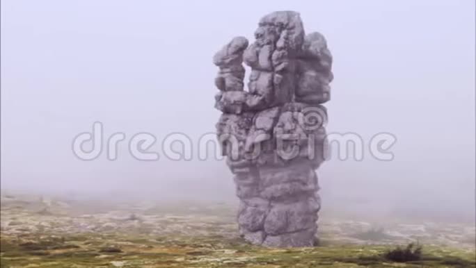 乌云掠过石像视频的预览图