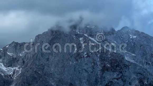 朱利安阿尔卑斯山脉的云层穿越时间视频的预览图