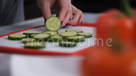 特写镜头上面是黄瓜片准备一份新鲜沙拉4K慢慢视频的预览图