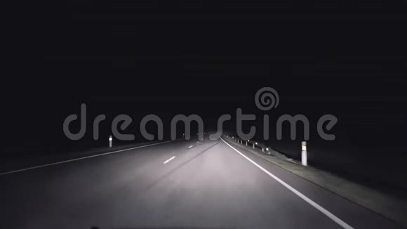 在雾中的夜乡路上旅行视频的预览图