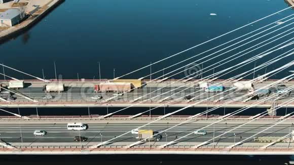 空中观景斜拉桥上的汽车交通视频的预览图