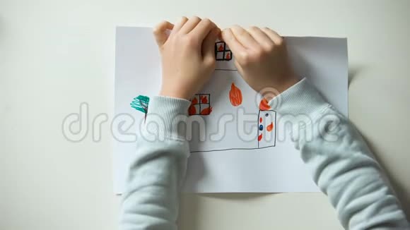 小孩撕照片房子被烧成小块家庭问题概念视频的预览图