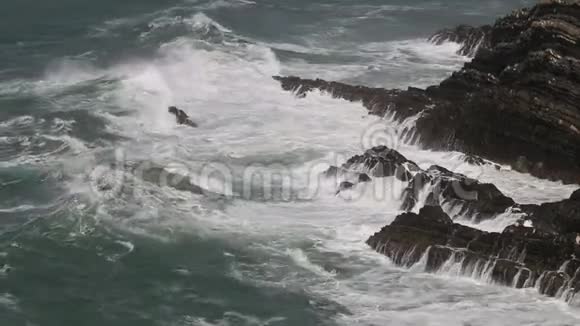 葡萄牙大西洋沿岸的暴风雨天气视频的预览图