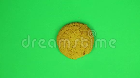 一个孩子在绿色背景上画了一个有趣的表情符号饼干上有棕色的糖霜时光飞逝视频的预览图
