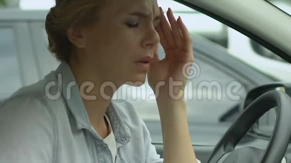 开车的女人担心个人问题离婚紧张的工作特写视频的预览图