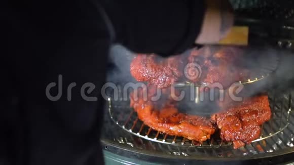 烤肉肉在煤上烤视频的预览图