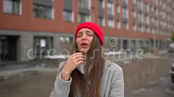 年轻女病人喉咙痛咳嗽在街上咳嗽医疗保健流感人视频的预览图