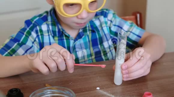 家庭化学实验化学反应与试管中气体的释放在男孩的手中视频的预览图