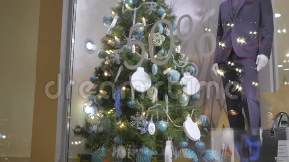 商店橱窗为新年装饰有一个销售商品的季节视频的预览图