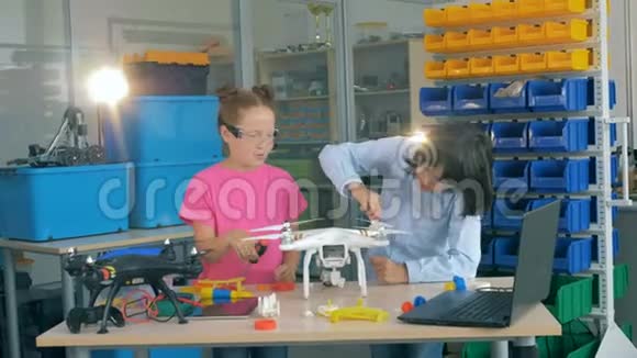 孩子们在技术课上组装飞机视频的预览图
