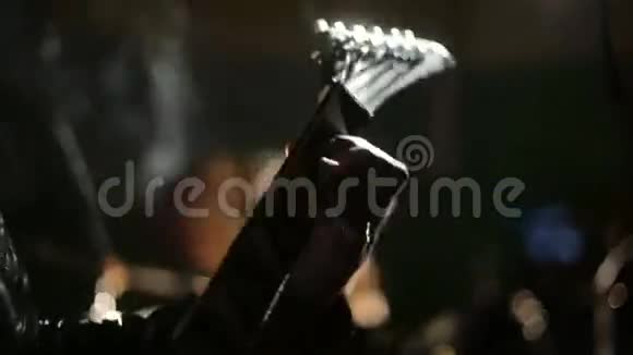 黑色金属带暗底的声乐家和鼓手视频的预览图