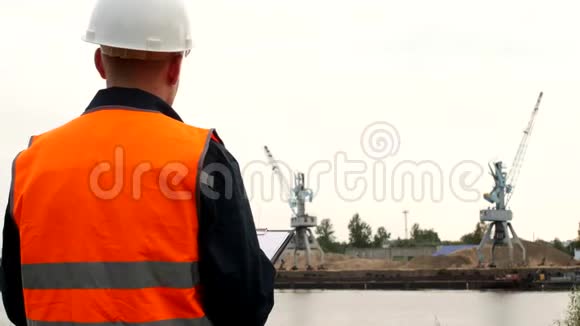 检查员记录了港口起重机运行中发现的问题视频的预览图