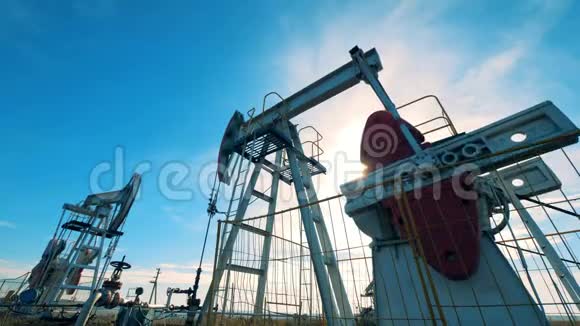 机械井架在阳光下抽油石油工业石油工业石油部门的概念视频的预览图