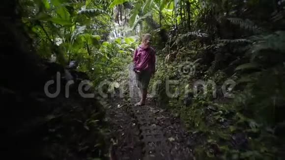 丛林里的年轻夫妇视频的预览图
