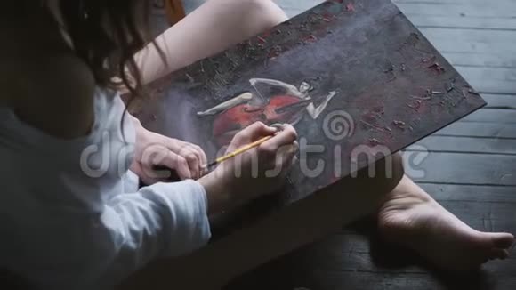 艺术家画了一幅坐在家里地板上的画顶部视图视频的预览图