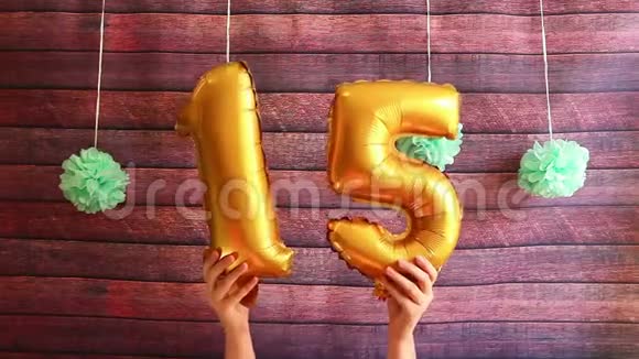 十五岁生日快乐15号的金色气球装饰的周年庆典视频的预览图