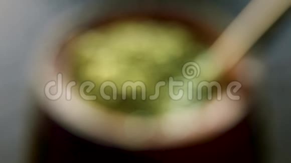 美味阿根廷伴侣饮料的特写镜头视频的预览图