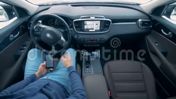 一个男人坐在自动驾驶自动驾驶自动驾驶自动驾驶汽车里视频的预览图