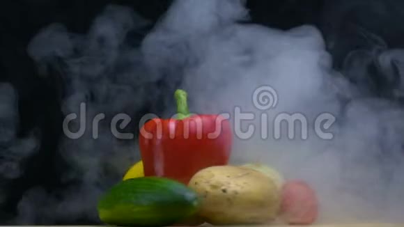 一套或一套天然新鲜蔬菜在烟雾中缓慢旋转复制空间视频的预览图