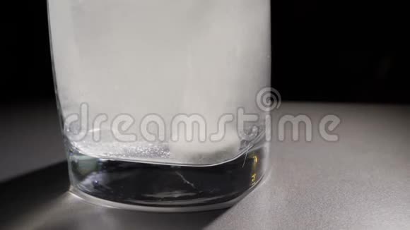 泡腾片溶于一杯热水中深色背景视频的预览图
