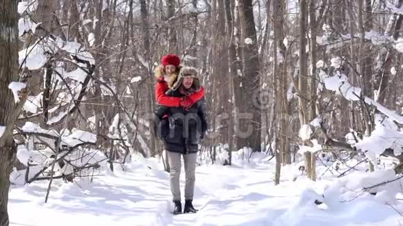 一个男人在冬天背着他的女人视频的预览图