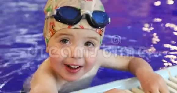 小婴儿在游泳池游泳的肖像视频的预览图
