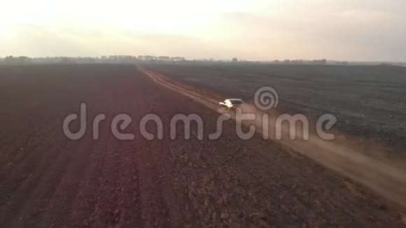 4k空中观景跑车在尘土飞扬的田间道路上视频的预览图
