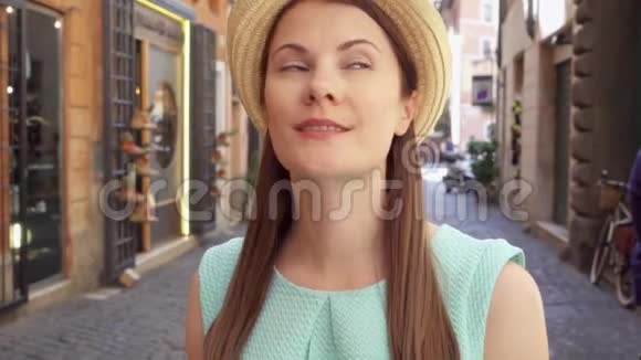 在意大利罗马的老街上散步的女人女旅行者在外面慢动作视频的预览图
