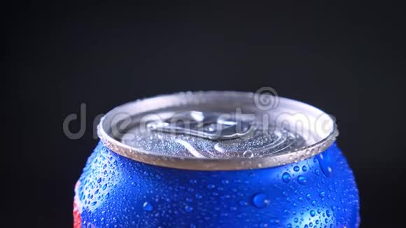 蓝罐碳酸软饮料在运动中旋转的特写镜头视频的预览图