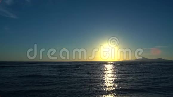 日落时分太阳在海面上反射视频的预览图