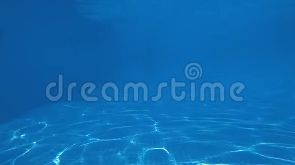 从水下看空蓝色游泳池底部有致病菌视频的预览图