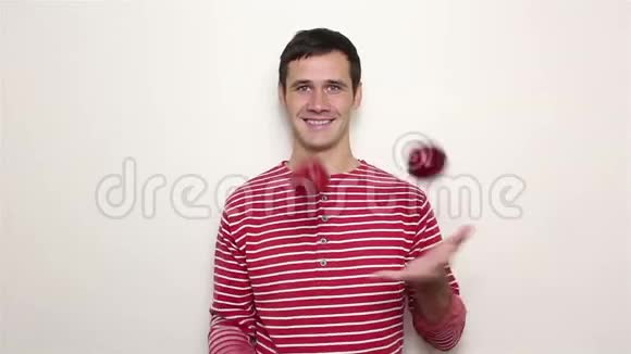 年轻的帅哥穿着一件带三个红苹果的条纹毛衣视频的预览图