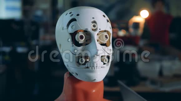 现代机器人移动面部的一部分特写视频的预览图