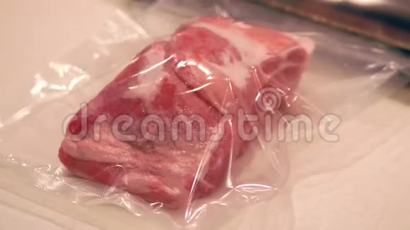 生肉真空包装用于苏式烹饪视频的预览图