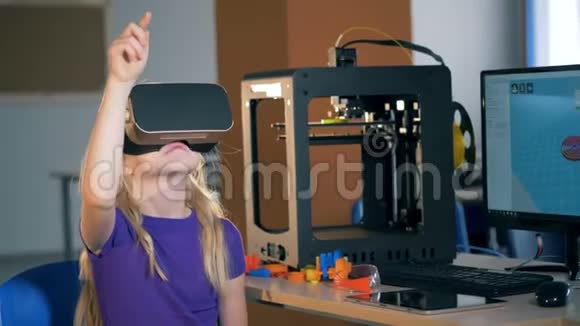 小学女生利用虚拟现实眼镜在学校课堂上探索3D虚拟现实视频的预览图
