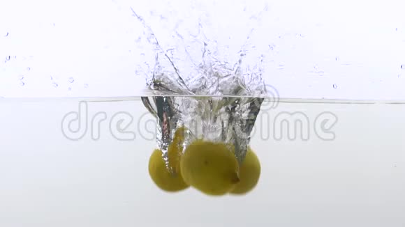 明亮多汁的柠檬倒在水中清爽的柠檬水成分维生素c视频的预览图