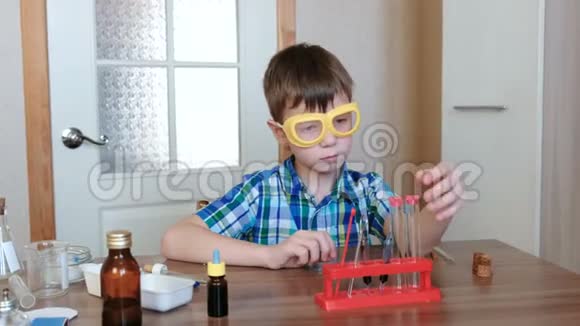家庭化学实验男孩正在看管子以确保它干净的视频的预览图