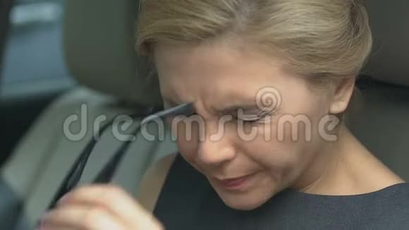 女人坐在车里揉鼻子呼吸困难过敏症状特写视频的预览图
