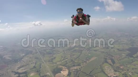 自由落体的快乐跳伞者观点视频的预览图