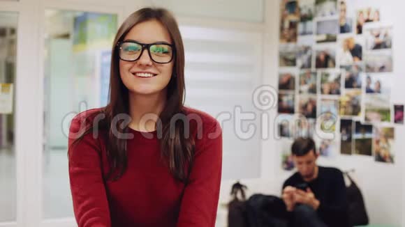 戴眼镜的美女微笑着拍照办公室里的美女视频的预览图