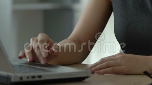 忙碌的女人在笔记本电脑上打字感到突然的心脏中风工作过度带来的压力视频的预览图