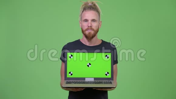 一个长着长胡子戴着笔记本电脑的帅哥视频的预览图