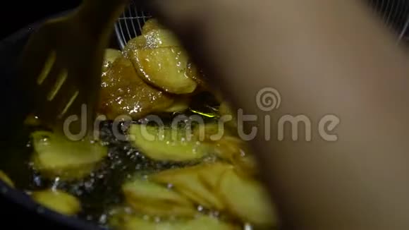 慢动作薯条烹饪土豆降成了沸腾的油快餐视频的预览图