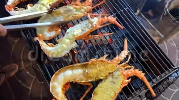 泰国街头食品市场上的烹饪龙虾视频的预览图