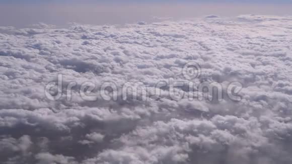 从飞机窗口看卷曲的云视频的预览图