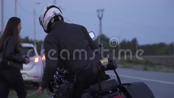 Biker摘下头盔去帮小女孩开车上路视频的预览图