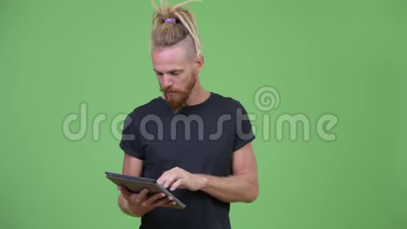 一个长着大胡子带着恐惧症的英俊男人用数码平板电脑思考视频的预览图