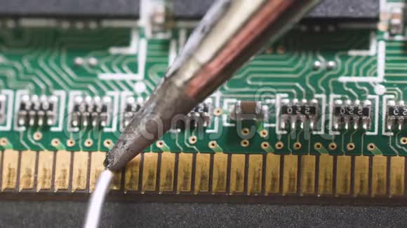 电子修理的特写镜头电子维修焊接微型芯片视频的预览图