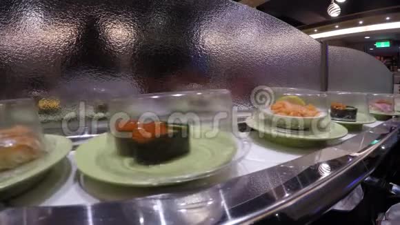 4k日本餐馆传送带上的寿司也叫寿司火车视频的预览图